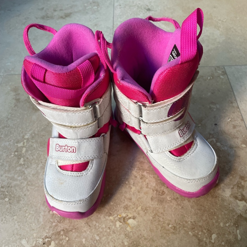 Snowboard boots